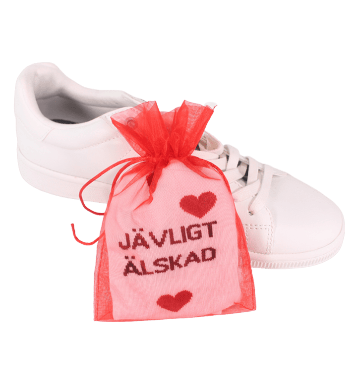 En presentpåse med JÄVLIGT ÄLSKAD strumpor