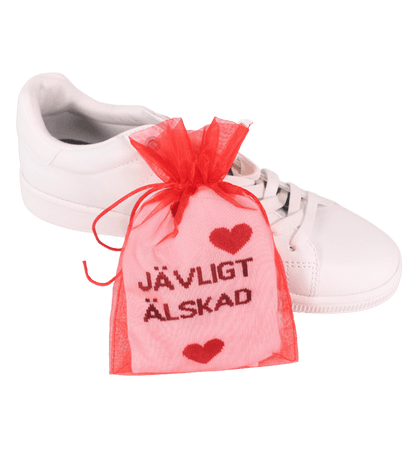 En presentpåse med JÄVLIGT ÄLSKAD strumpor